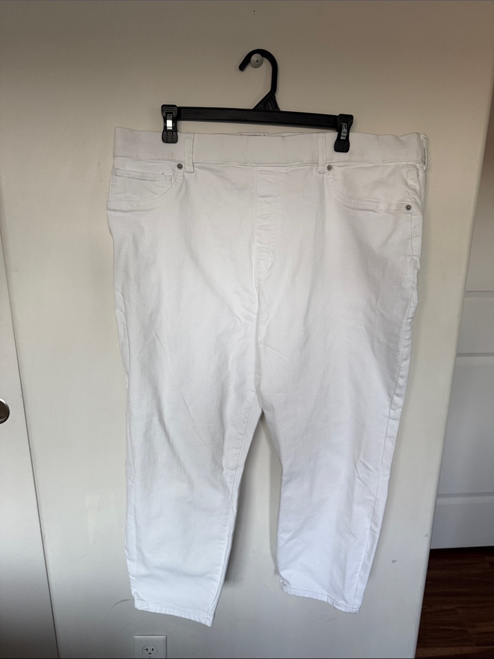 Time and Tru White Capris Women’s Stretch Pants